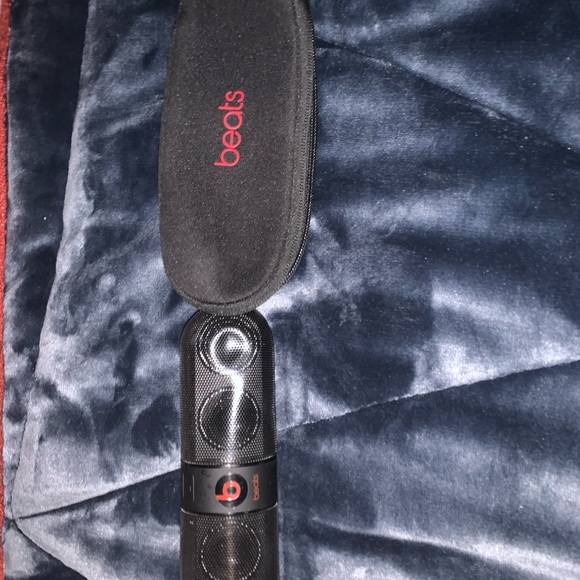 Beats Pill Bluetooth Speaker - Picture 3 of 4